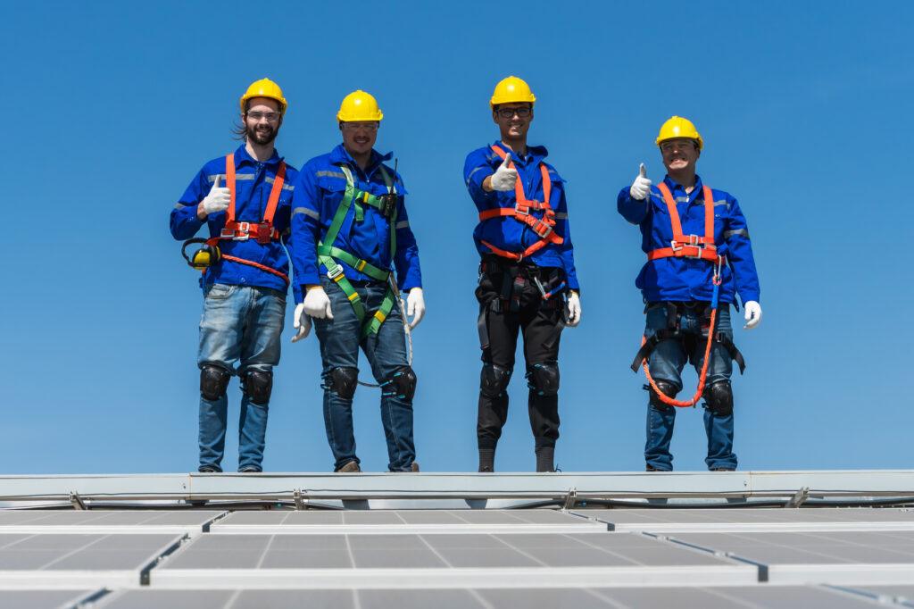 Dachdecker auf einem Dach